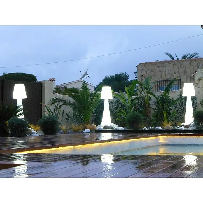 New Garden Lámpara de diseño para exterior LED Lola - 8 W, Blanco frío, Altura: 165 cm - Tres lámparas de exterior luminosas iluminan una elegante zona de piscina. Las lámparas modernas añaden toques elegantes al jardín.