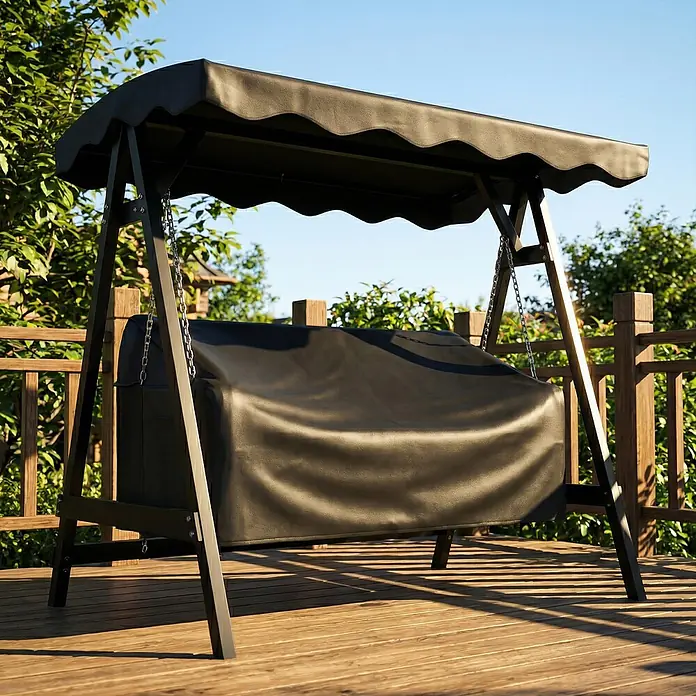 Outsunny Hollywoodschaukel-Schutzhülle - Oxford-Stoff, 426 g/m², Schwarz - Gartenschaukel mit Dach, bedeckt von einer schwarzen Schutzhülle, auf Holzterrasse.