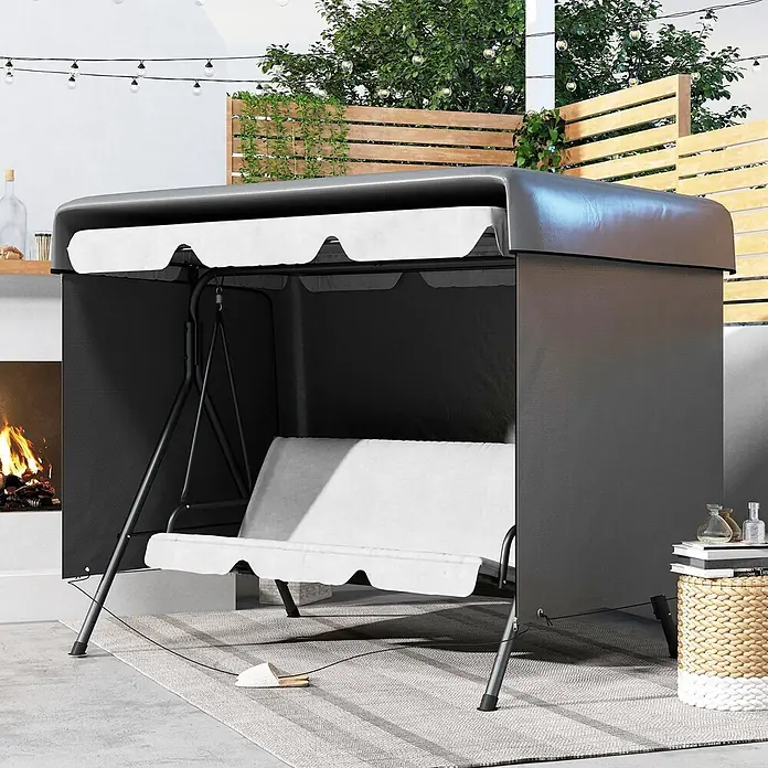 Outsunny Hollywoodschaukel-Schutzhülle - L x B x H: 215 x 155 x 150 cm, Polyethylen, 540 g/m², Dunkelgrau - Dunkelgraue Outdoor-Schaukelbank mit weißem Kissen und Verdeck, mit Seitenwänden für Privatsphäre und Schutz, auf einer Terrasse.