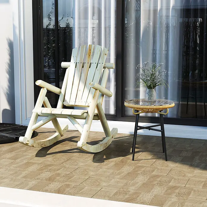 Outsunny Garten-Schaukelstuhl - 1 Stk., Tannenholz, Naturholz - Heller Holzschaukelstuhl und ein kleiner runder Beistelltisch mit Glasplatte und Rattandetail auf einer Terrasse.