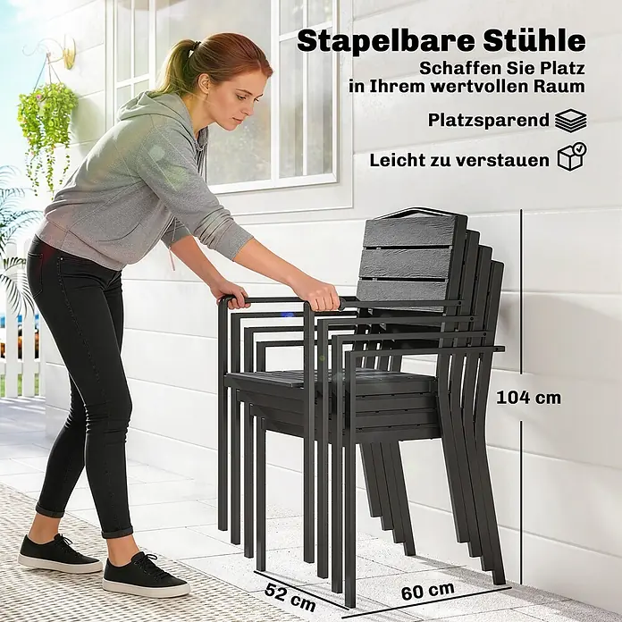 Outsunny Gartenstuhl-Set - 4 Stk., Polyethylen hoher Dichte (HDPE), Stapelbar, Schwarz - Eine Frau stapelt dunkelgraue, stapelbare Outdoor-Stühle auf einer Terrasse. Maße 52x60x104 cm zeigen das platzsparende Design.