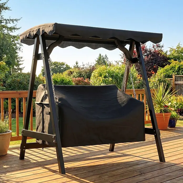 Outsunny Hollywoodschaukel-Schutzhülle - Oxford-Stoff, 463 g/m², Schwarz - Schwarze Outdoor-Gartenschaukel mit schützender schwarzer Abdeckung auf einer Holzterrasse im Garten.