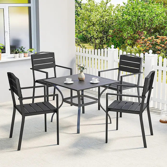 Outsunny Gartenstuhl-Set - 4 Stk., Polyethylen hoher Dichte (HDPE), Stapelbar, Schwarz - Dunkelgraues Terrassen-Essgruppe mit quadratischem Lamellentisch und vier Lamellenstühlen, draußen auf einer Terrasse.