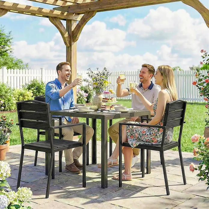 Outsunny Gartenstuhl-Set - 4 Stk., Polyethylen hoher Dichte (HDPE), Stapelbar, Schwarz - Dunkler Metall-Gartentisch und Stühle, von drei Personen unter einer Holzpergola für geselliges Beisammensein genutzt.
