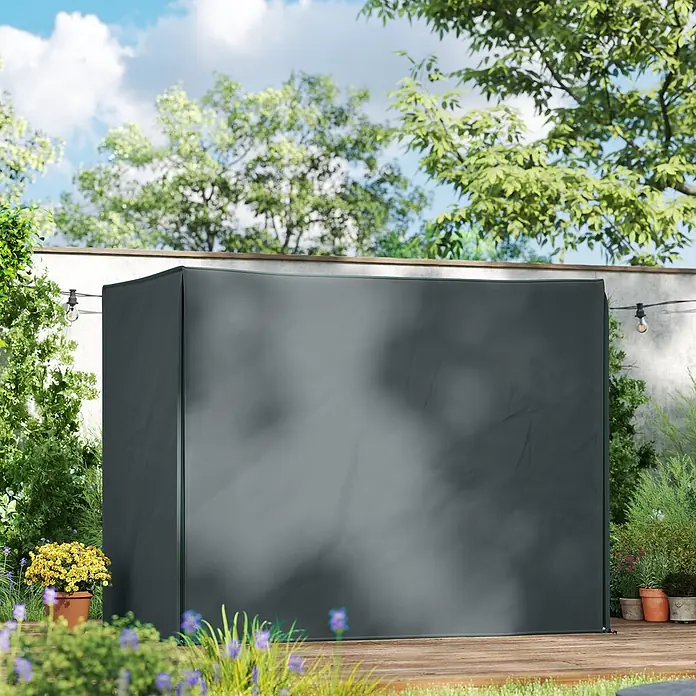 Outsunny Hollywoodschaukel-Schutzhülle - 750 g/m², Grau - Dunkelgrauer Sichtschutz für den Außenbereich, auf einer Holzterrasse im Garten, bietet Schatten und Abgeschiedenheit.