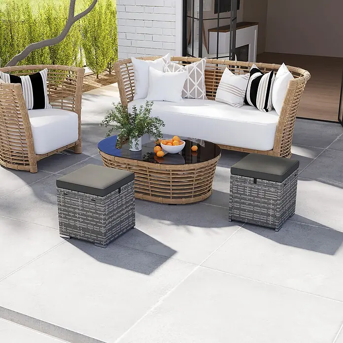 Outsunny Gartenhocker - Dunkelgrau - Rattan-Gartenmöbelset: Sofa, Sessel, Couchtisch mit Glasplatte, zwei graue Hocker.