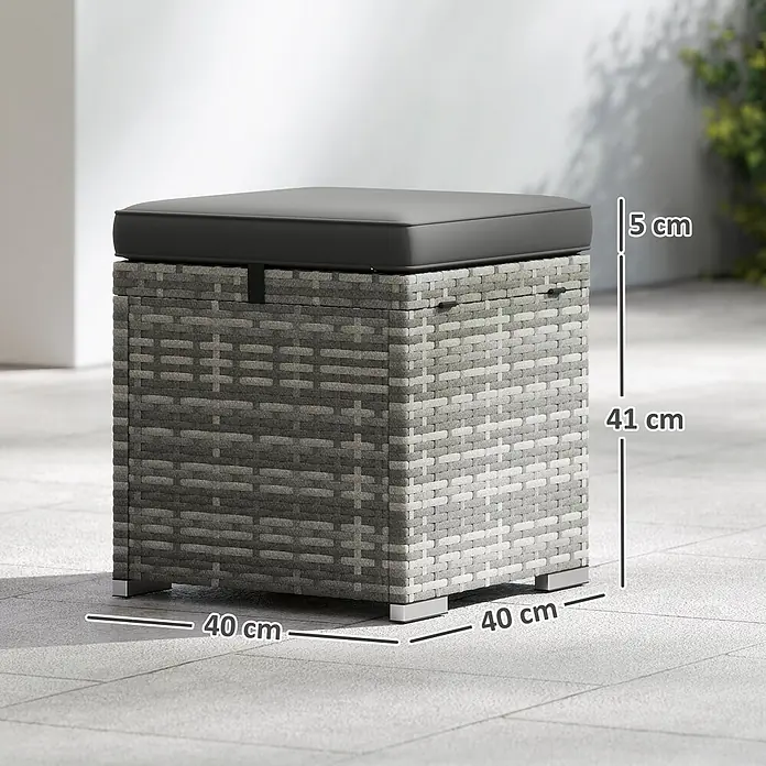 Outsunny Gartenhocker - Dunkelgrau - Grauer Outdoor-Hocker in Rattanoptik mit dunkelgrauem Kissen, auf einer Terrasse.