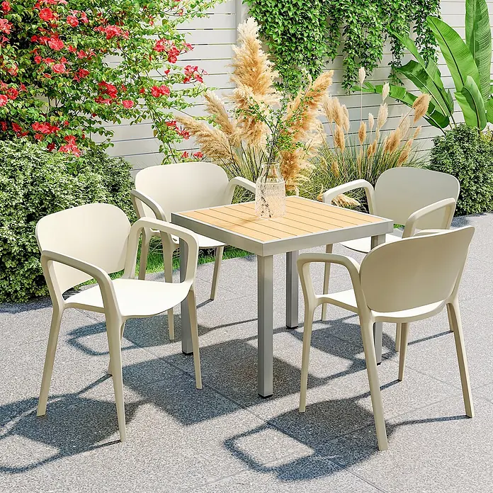 Outsunny Gartenstuhl-Set - 4 Stk., Kunststoff, Stapelbar, Weiß - Eine Outdoor-Essgruppe mit einem quadratischen Tisch mit Holzplatte und vier hellbeigen Stühlen auf einer Terrasse.