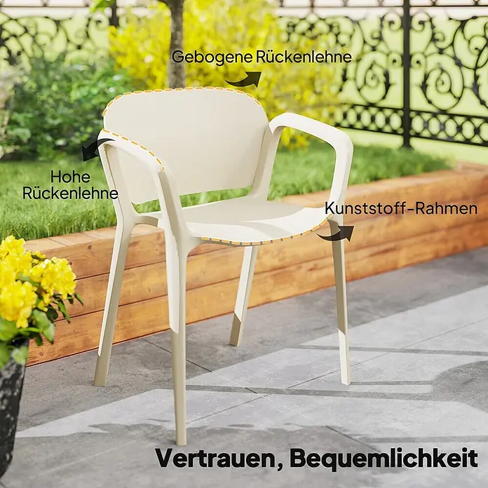 Outsunny Gartenstuhl-Set - 4 Stk., Kunststoff, Stapelbar, Weiß - Cremefarbener Kunststoff-Gartenstuhl mit hoher, gebogener Rückenlehne und Armlehnen, auf einer Terrasse im Freien.
