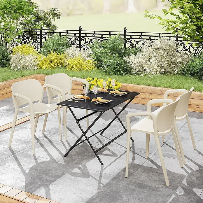 Outsunny Gartenstuhl-Set - 4 Stk., Kunststoff, Stapelbar, Weiß - Outdoor-Esstisch-Set: Schwarzer Klapptisch mit vier beigefarbenen Plastikstühlen auf einer Terrasse, gedeckt.