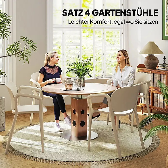 Outsunny Gartenstuhl-Set - 4 Stk., Kunststoff, Stapelbar, Weiß - Vier hellbeige Gartenstühle um einen runden Tisch, drinnen von zwei Frauen genutzt.