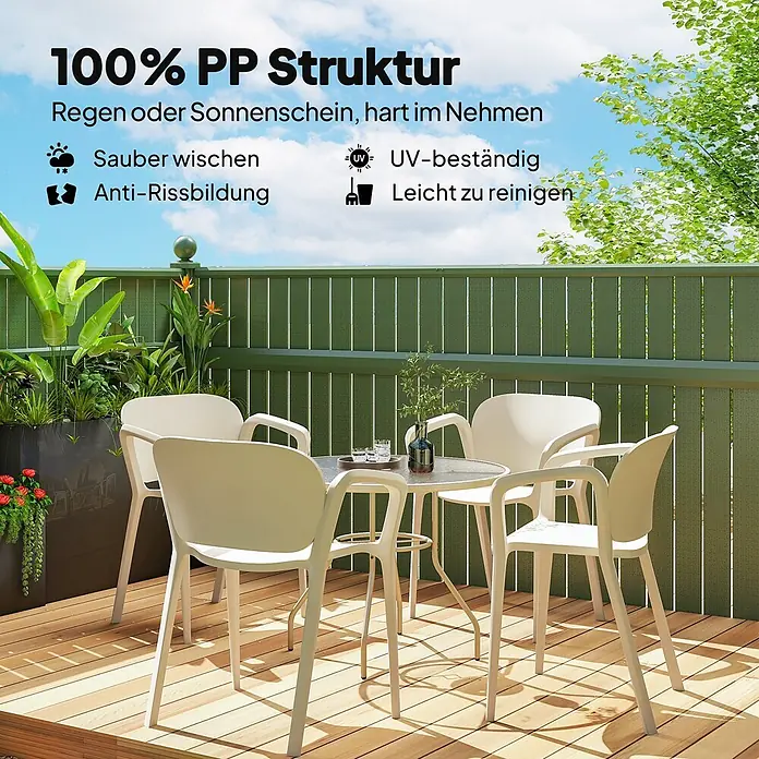 Outsunny Gartenstuhl-Set - 4 Stk., Kunststoff, Stapelbar, Weiß - Außenbereich mit hellen 100% PP-Möbeln (Stühle, Tisch) und grünem Zaun, betont UV-Beständigkeit und einfache Reinigung.