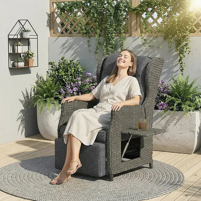 Outsunny Garten-Loungesessel - PE-Rattan, Metall, Kationischer Stoff, Schaumstoff, PP-Baumwolle, Rückenlehne verstellbar, Dunkelgrau, B x T x H: 58 x 55 x 98,5 cm - Grauer geflochtener Outdoor-Liegesessel mit Fußstütze und Beistelltisch, zur Entspannung auf der Terrasse genutzt.
