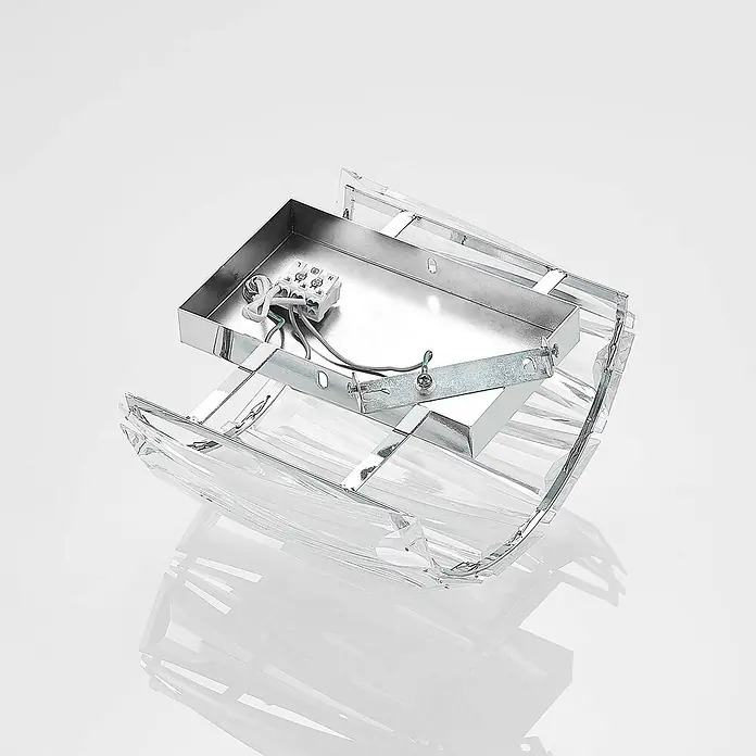 Lindby Wandleuchte Sofia - L x B x H: 14 x 23 x 20 cm, klar / transparent, E14 - Interne Komponenten einer rechteckigen Leuchte mit silberner Metallbasis, Verkabelung und klaren, facettierten Diffusoren.