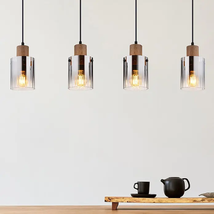 Globo Pendelleuchte Underwood - 40 W, L x B x H: 1.050 x 120 x 1.200 mm, E27 - Vier Pendelleuchten im Industriestil mit Holzsockeln und gerippten Klarglasschirmen, über einem Holztisch.