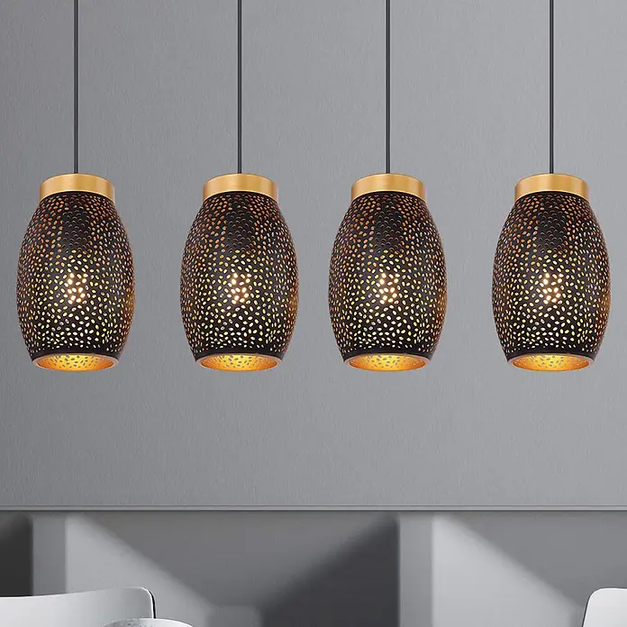 Globo Pendelleuchte Narri - 40 W, L x B x H: 900 x 150 x 1.200 mm - Vier schwarze, perforierte Pendelleuchten mit goldenen Akzenten, die warm in einem Innenraum leuchten.