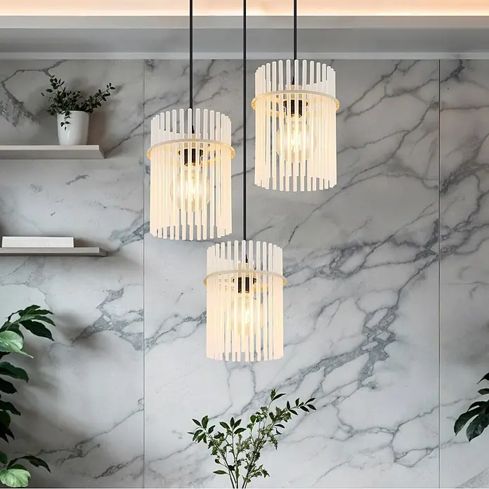 Globo LED-Pendelleuchte rund Gorley - 60 W, Ø x H: 47 x 140 cm, Sandfarben - Drei moderne Pendelleuchten mit weißen Lamellenschirmen und sichtbaren Glühlampen.