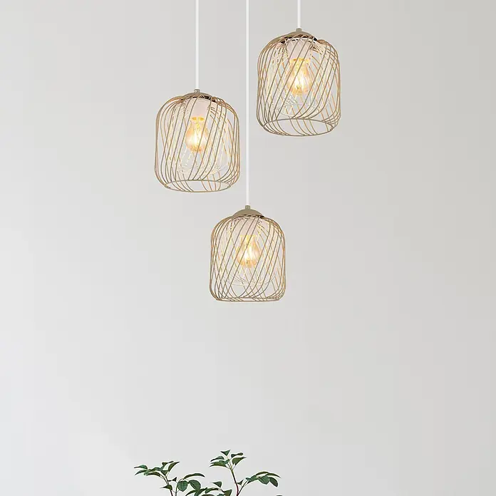 Globo Pendelleuchte rund Dichti - 40 W, Ø x H: 39,4 x 150 cm, Sandfarben, E27 - Drei goldene Käfig-Pendelleuchten mit sichtbaren Glühbirnen, von der Decke hängend.