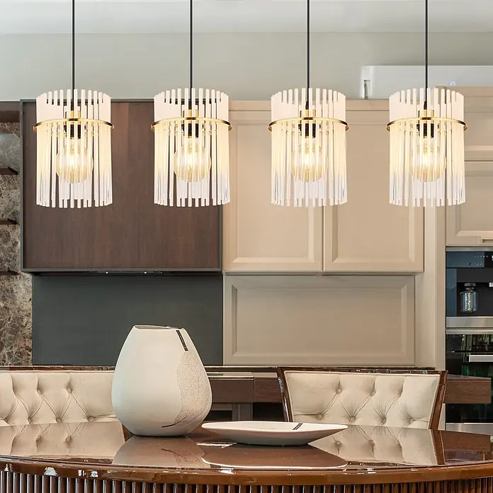 Globo Pendelleuchte Gorley - 60 W, L x B x H: 1.100 x 200 x 1.400 mm, E27 - Vier klare und goldene Pendelleuchten mit warmen Glühbirnen hängen über einem Holztisch in einem modernen Raum.