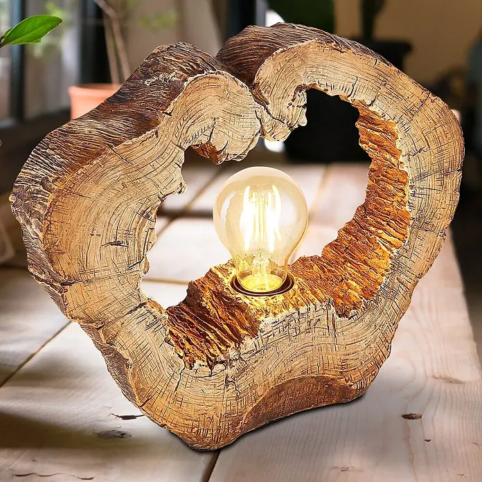 Globo Tischleuchte Vinzenz - 60 W, L x B x H: 305 x 85 x 255 mm, E27 - Herzförmige Holz-Tischlampe mit freiliegender Vintage-LED-Birne, die warmes Licht auf eine Holzoberfläche wirft.