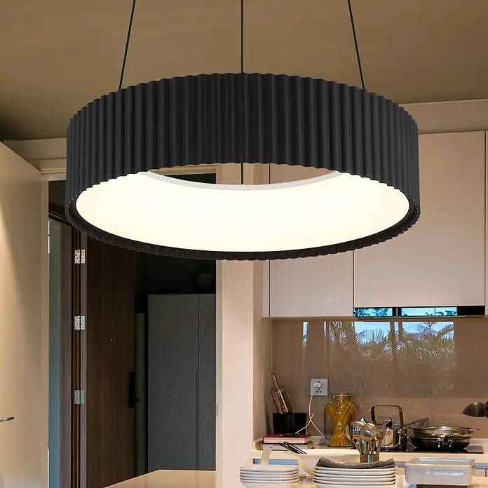 Globo Pendelleuchte rund Kemp - 45 W, Ø x H: 460 x 1.200 mm - Schwarze, geriffelte Hängeleuchte beleuchtet eine moderne Küchenarbeitsplatte.