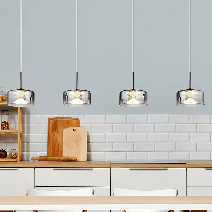 Globo LED-Pendelleuchte rund Belinda - 24 W, Ø x H: 15 x 150 cm - Vier moderne Pendelleuchten mit Rauchglasschirmen und weißen Innendiffusoren in einer Küche.