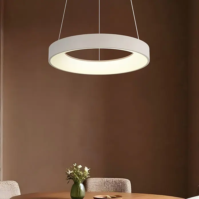 Globo LED-Pendelleuchte rund Gallegos - 48 W, Ø x H: 50 x 120 cm - Weiße runde LED-Pendelleuchte beleuchtet einen Esstisch.