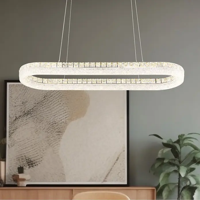 Globo LED-Pendelleuchte rund Laurel - 40 W, L x B x H: 1.001 x 315 x 1.200 mm - Eine moderne, ovale Pendelleuchte mit klaren Kristalldetails beleuchtet einen zeitgenössischen Wohnraum.