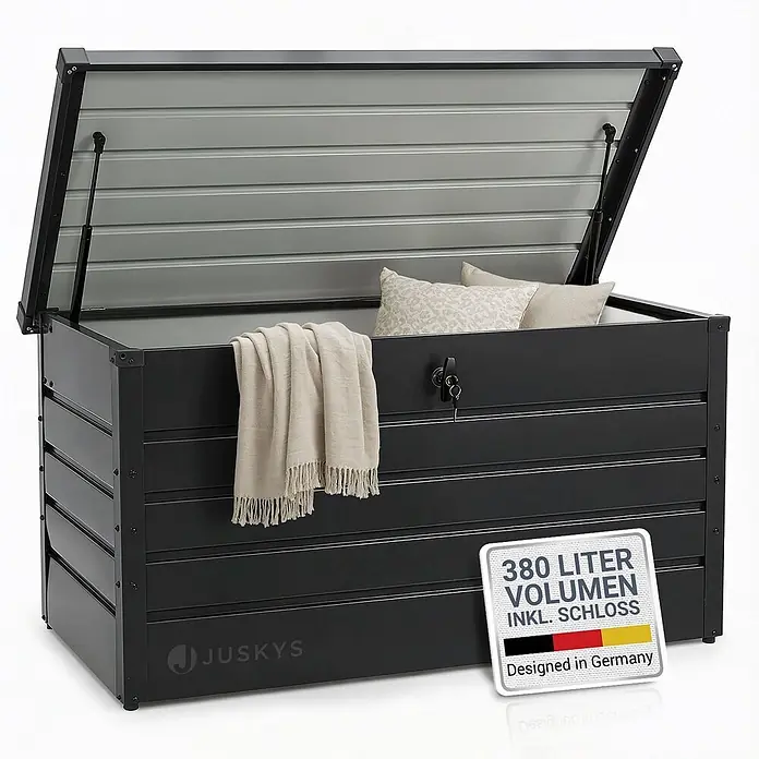 Juskys Garten-Aufbewahrungsbox Limani - L x B x H: 53 x 120 x 63 cm, grau, Metall - Schwarze/dunkelgraue Metall-Aufbewahrungsbox mit offenem Deckel und Gasdruckfedern, zeigt Kissen und Decke. 380L Volumen, inkl. Schloss.