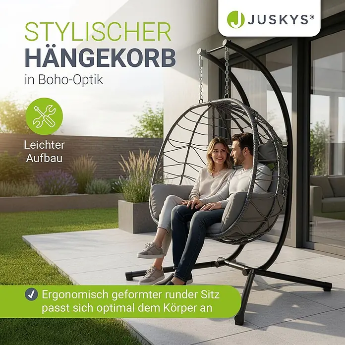 Juskys Hängesessel Aria - L x B x H: 127 x 130 x 197 cm, Kunststoff, grau - Dunkelgrauer Hängekorb mit grauen Kissen, in dem zwei Personen auf einer Terrasse sitzen.