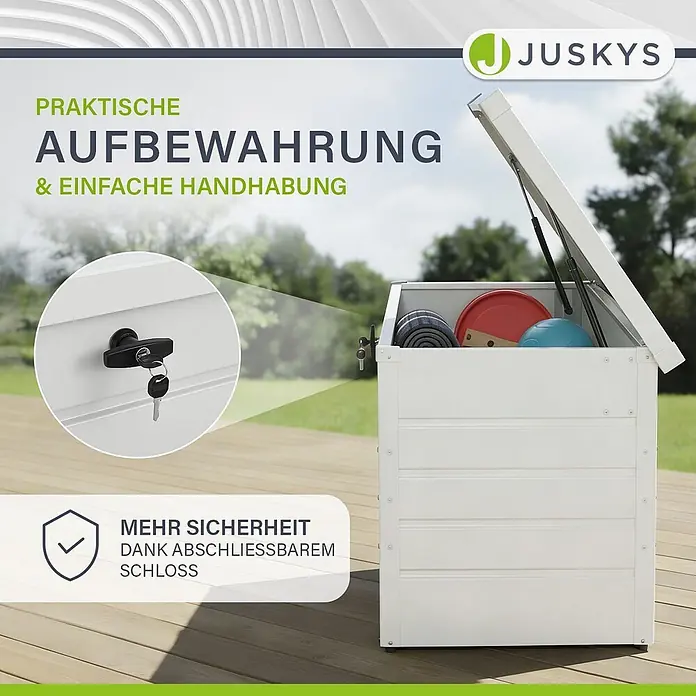 Juskys Garten-Aufbewahrungsbox Limani - L x B x H: 53 x 120 x 63 cm, weiß, Metall - Weiße, abschließbare Outdoor-Aufbewahrungsbox auf Holzterrasse, Deckel offen mit gelagerten Gegenständen. Bietet praktische Aufbewahrung und erhöhte Sicherheit.