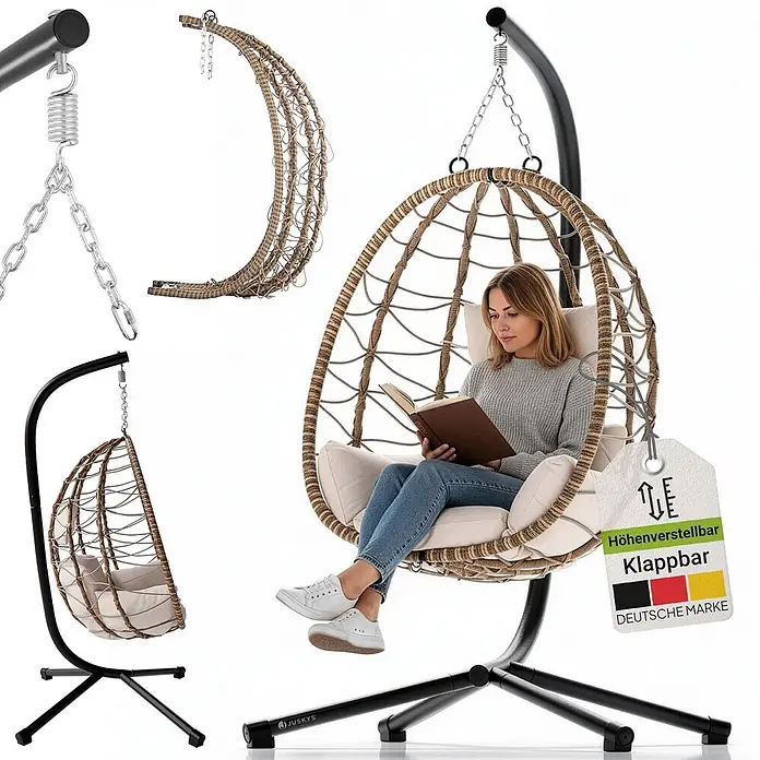 Juskys Hängesessel Aria - L x B x H: 95 x 95 x 196 cm, Beige - Höhenverstellbarer, klappbarer Rattan-Hängesessel mit cremefarbenen Kissen auf schwarzem Ständer, Frau lesend.