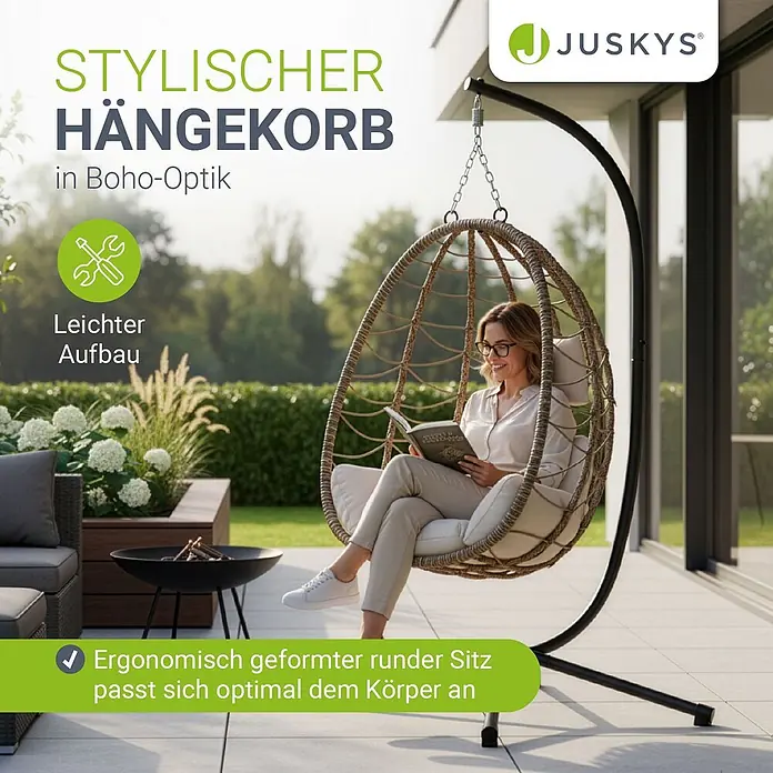 Juskys Hängesessel Aria - L x B x H: 95 x 95 x 196 cm, Beige - Böhmischer Hängekorb mit beigen Kissen, in dem eine Frau auf einer Terrasse liest.
