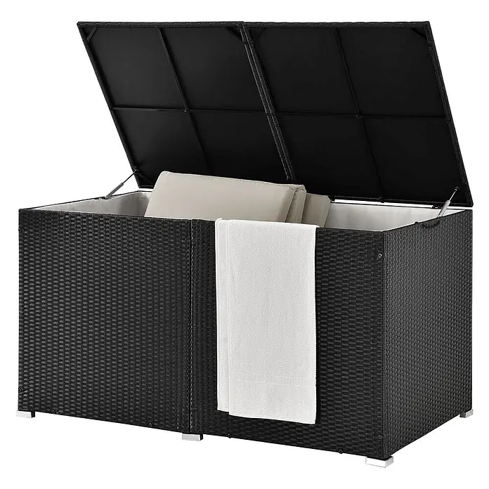 Juskys Garten-Aufbewahrungsbox Ikaria - Schwarz, Kunststoff - Schwarze Rattan-Gartenbox mit offenem Deckel, der beigefarbene Kissen und ein weißes Handtuch zeigt.