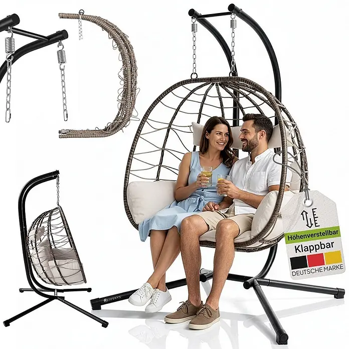 Juskys Hängesessel Aria - L x B x H: 127 x 130 x 197 cm, Kunststoff, natur - Faltbarer, höhenverstellbarer Zwei-Sitzer Hängesessel mit schwarzem Gestell, hellbraunem Rattan und hellen Kissen, mit Paar abgebildet.