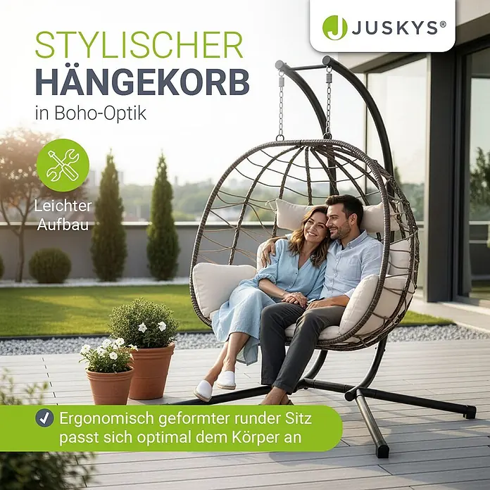 Juskys Hängesessel Aria - L x B x H: 127 x 130 x 197 cm, Kunststoff, natur - Stilvoller Boho-Hängesessel mit dunklem Metallgestell, auf einer modernen Terrasse von zwei Personen gemütlich genutzt.