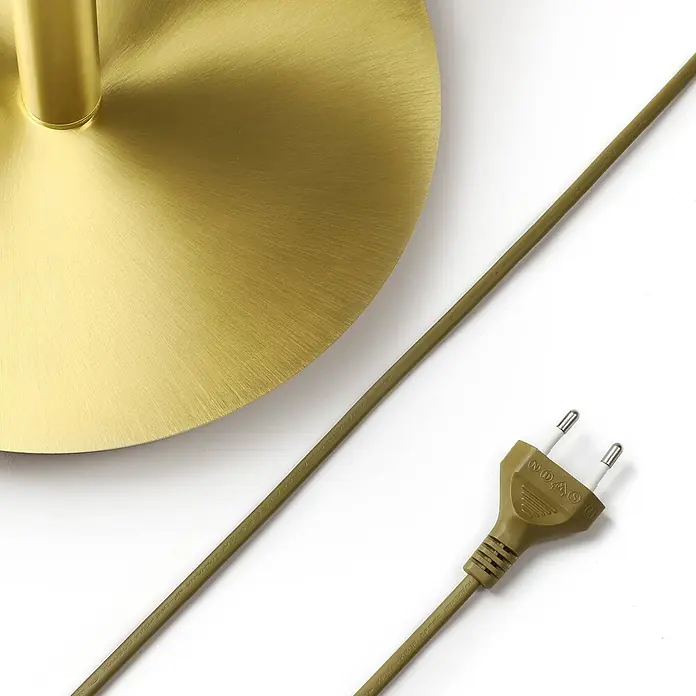 Lucande LED-Deckenfluter Anniki - Höhe: 180 cm, messing / gold, messing / gold, Warmweiß - Nahaufnahme einer gebürsteten goldfarbenen Metallbasis und eines olivgrünen Stromkabels mit Eurostecker.