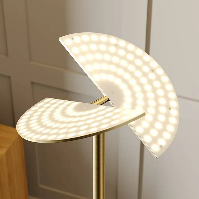 Lucande LED-Deckenfluter Anniki - Höhe: 180 cm, messing / gold, messing / gold, Warmweiß - Moderne messingfarbene LED-Stehleuchte mit zwei fächerförmigen, verstellbaren Lichtpaneelen in einem Raum.