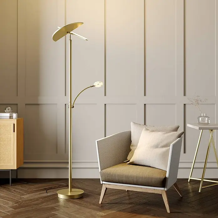 Lucande LED-Deckenfluter Anniki - Höhe: 180 cm, messing / gold, messing / gold, Warmweiß - Goldene Stehleuchte mit Deckenfluter und verstellbarer Leselampe, beleuchtet ein modernes Wohnzimmer.