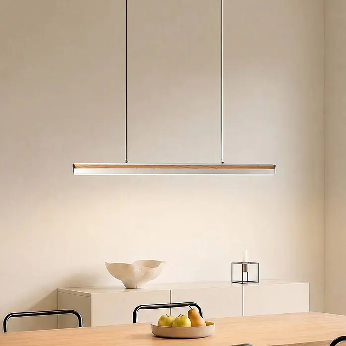 Lucande Pendelleuchte Lutana - L x B x H: 101 x 7 x 5 cm, Holz hell, rosegold, holzarben - Lineare Pendelleuchte aus Holz und Metall, die warmes Licht über einem Esstisch spendet.
