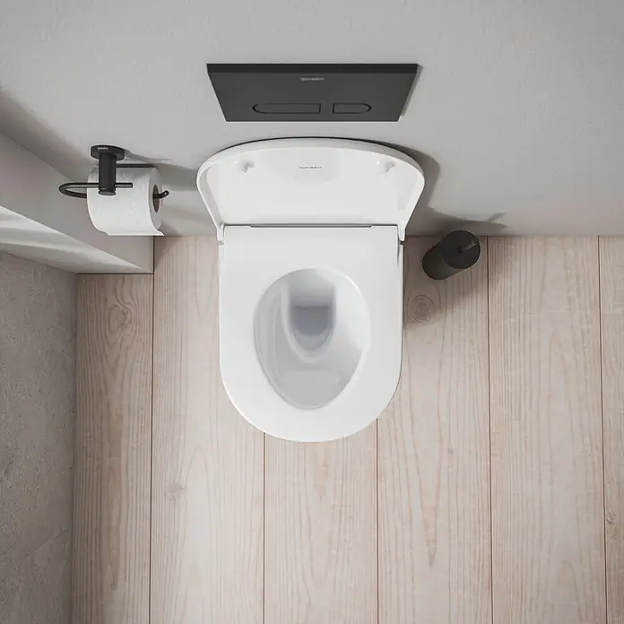 Duravit WC-Sitz D-Code 2.0 - Duroplast, Weiß, Mit Absenkautomatik, B x L: 38,3 x 47 cm - Moderne weiße Toilette, Deckel offen, mit schwarzer Spülplatte, Toilettenpapier- und Bürstenhalter, in einem Badezimmer.