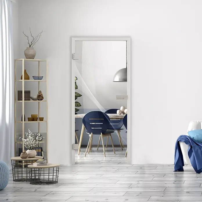 Diamond Doors Glasdrehtür 635 - 959 x 1.972 mm, DIN Anschlag: Links, Klarglas - Transparente Ganzglastür in modernem Interieur, die einen Essbereich dahinter zeigt.