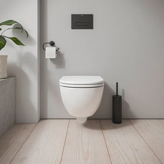 Duravit WC-Sitz D-Code 2.0 - Duroplast, Weiß, Mit Absenkautomatik, B x L: 38,3 x 47 cm - Moderne weiße Wandtoilette mit schwarzer Spülplatte, Toilettenpapierhalter und Bürste in einem zeitgenössischen Badezimmer.