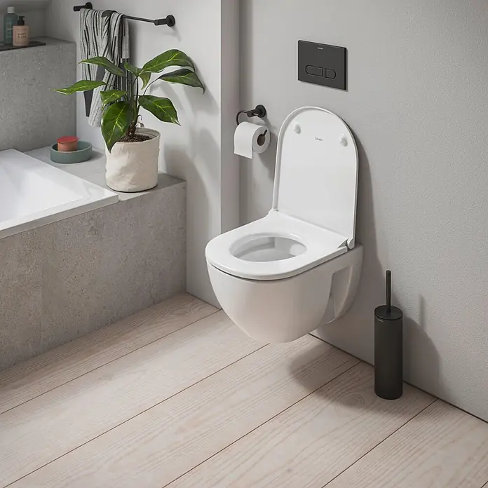 Duravit WC-Sitz D-Code 2.0 - Duroplast, Weiß, Mit Absenkautomatik, B x L: 38,3 x 47 cm - Weißes wandhängendes WC aus Keramik mit schwarzer Spülplatte und Toilettenbürste in einem modernen Badezimmer.