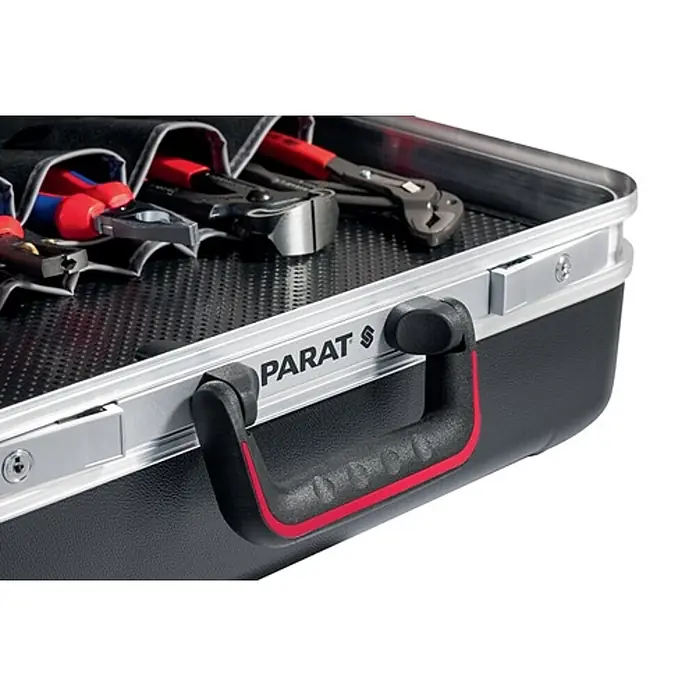 Parat Werkzeugkoffer CLASSIC DeepSpace 36 L - L x B x H: 47 x 21 x 36 cm - Offener schwarzer PARAT Werkzeugkoffer mit silbernem Rahmen, schwarzem Griff mit roten Akzenten, zeigt diverses Werkzeug.