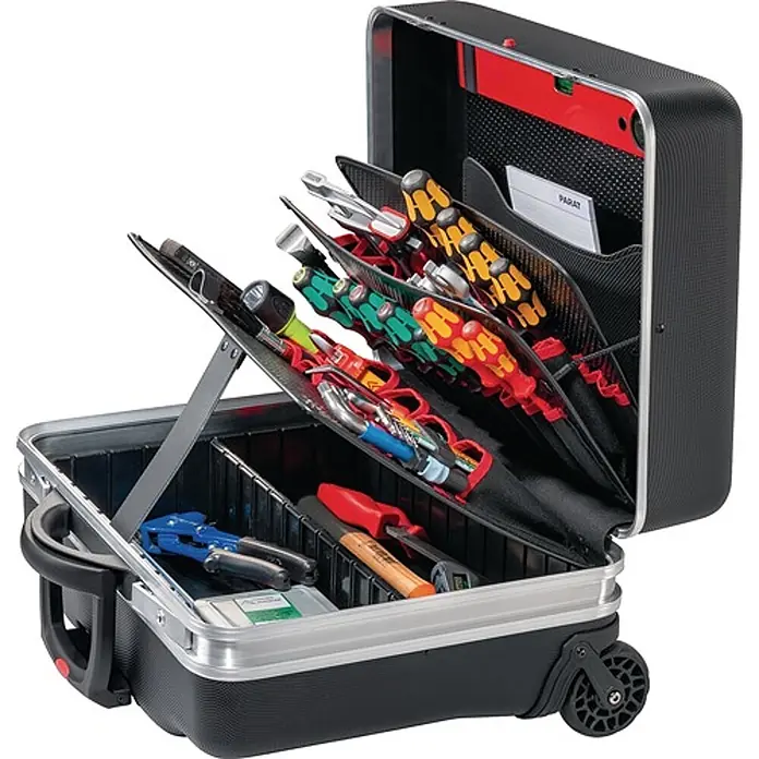 Parat Werkzeugkoffer CLASSIC KingSize Roll neo -  - Schwarzer Rollwerkzeugkoffer, offen mit organisiertem Schraubendreher, Zangen und anderem Handwerkzeug.