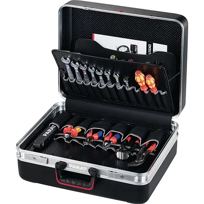 Parat Werkzeugkoffer CLASSIC DeepSpace 36 L - L x B x H: 47 x 21 x 36 cm - Offener schwarzer und silberner Werkzeugkoffer, gefüllt mit diversen Handwerkzeugen wie Schraubenschlüsseln, Schraubendrehern und Zangen, übersichtlich in Fächern geordnet.