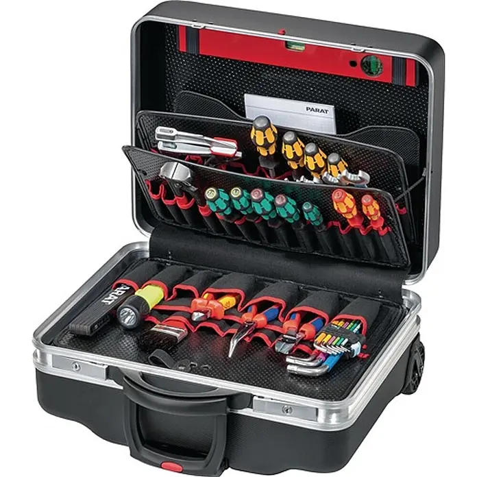 Parat Werkzeugkoffer CLASSIC KingSize Roll neo -  - Geöffneter schwarzer und silberner Hartschalen-Werkzeugkoffer mit organisiertem Handwerkzeug wie Schraubendrehern, Zangen und Wasserwaage.