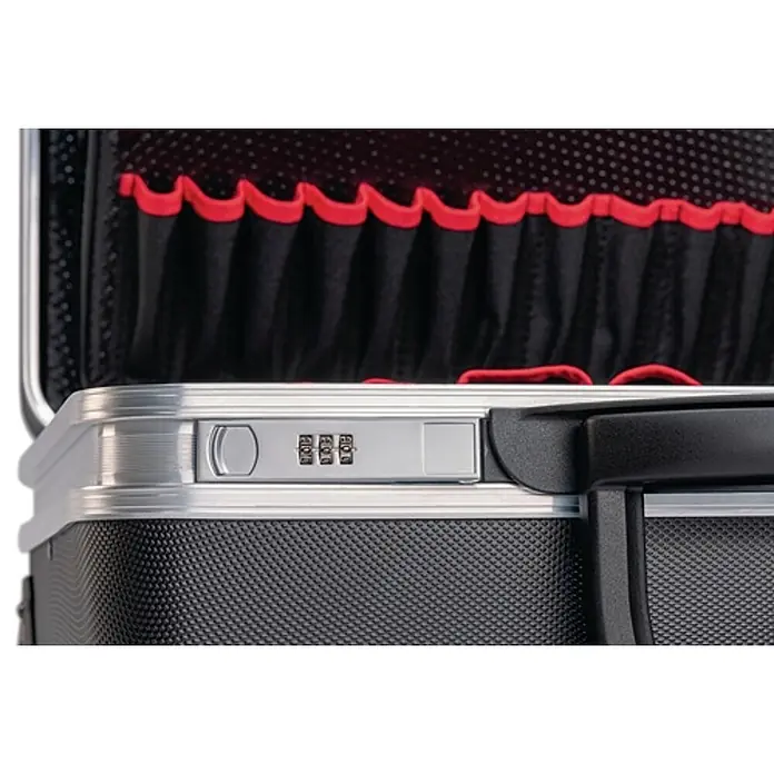 Parat Werkzeugkoffer CLASSIC KingSize Roll neo Safe -  - Nahaufnahme eines silbernen Zahlenschlosses an einem schwarzen strukturierten Koffer mit silberner Leiste. Im Koffer befinden sich schwarze Taschen mit roten Gummibändern.