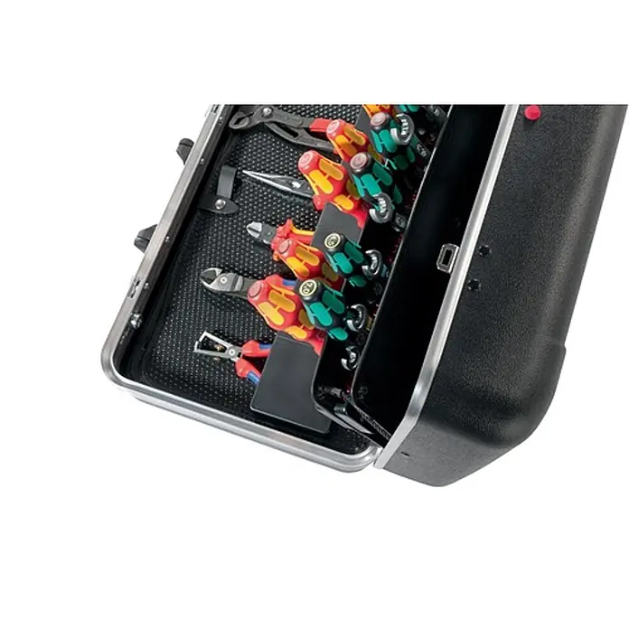 Parat Werkzeugkoffer CLASSIC Plus CP-7 -  - Offener schwarzer Werkzeugkoffer mit silbernem Rand, gefüllt mit bunten Schraubendrehern und verschiedenen Zangen.